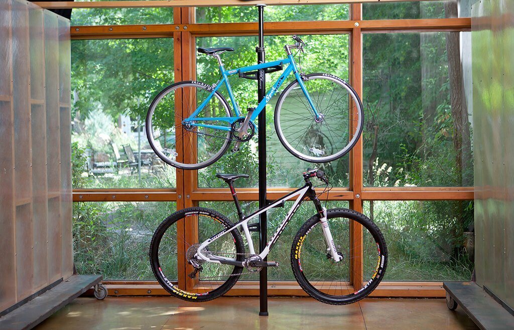 2バイク自転車垂直ハンガー駐車ラック重力床収納スタンドガレージまたはアパート用自転車