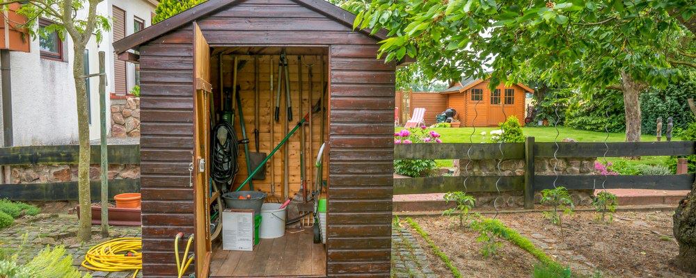 Wie organisiert man Gartengeräte (große Gegenstände) in einer kleinen Garage ohne Budget?