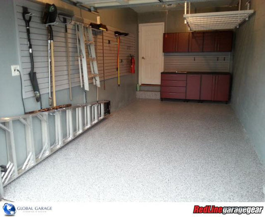 Piccolo garage organizzato con armadietti da garage, pareti a doghe e ripostigli sopraelevati nel New Jersey